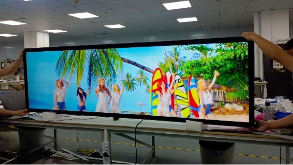 解析什么是異形廣告機(jī)？它的應(yīng)用有什么優(yōu)勢？